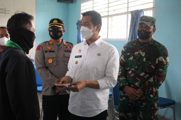 Walikota Pematangsiantar Memberikan BST Kepada Masyarakat