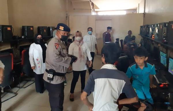 PPKM Level 4, Brimob Poldasu Gencarkan Himbauan dan Teguran Kepada Masyarakat