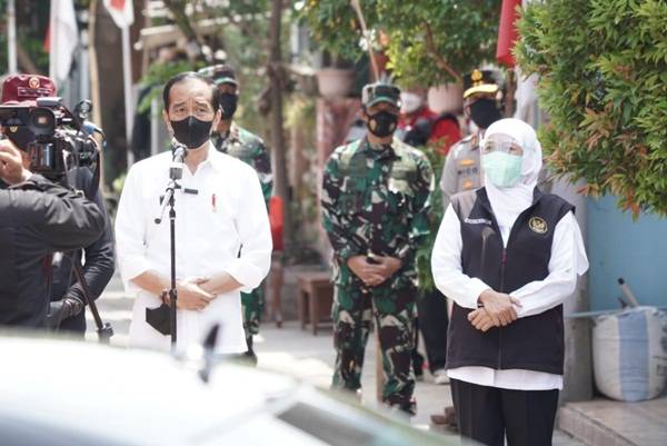 Presiden Jokowi Didampingi Forkompimda Jatim Tinjau Pelaksanaan Vaksinasi Door To Door