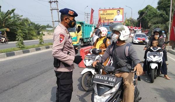 PPKM Diperpanjang  2 Pekan, Brimob Poldasu Sampaikan Himbauan di Pos Penyekatan