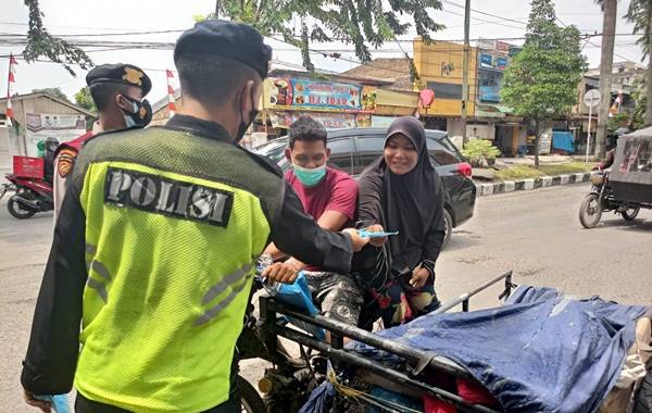 Brimob Polda Sumut Bagikan Masker Kepada Masyarakat Seputaran Jalan Kapten Muslim