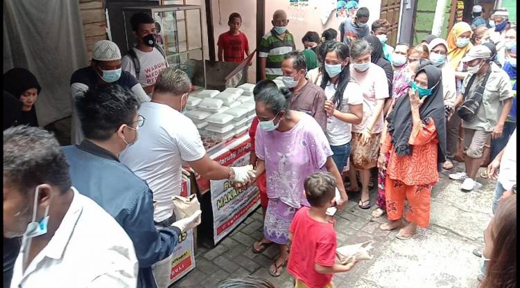 Warung Medan Peduli Borong Dagangan Warga Kampung Sejahtera dan Dibagikan Secara Gratis Ke Warga.