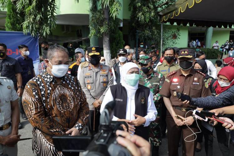 Forkopimda Jatim melaksanakan vaksinasi berbasis komunitas Kampus di UPN Surabaya