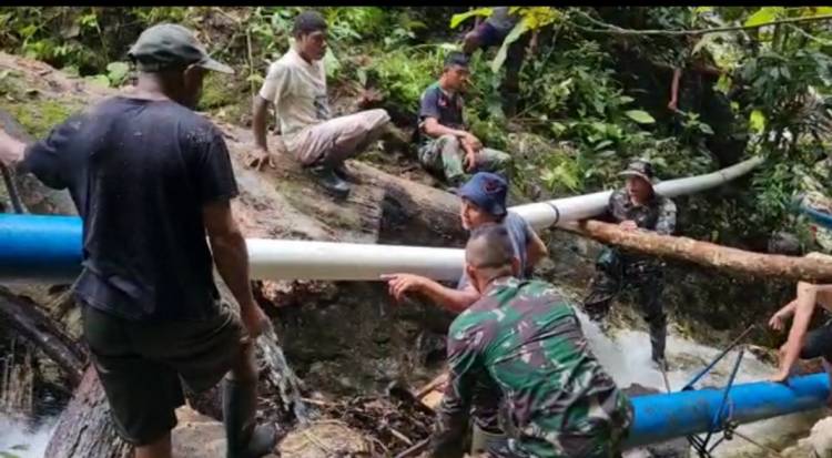 TNI Perbaiki Saluran Pipa Sumber Air di Bukit Bougenville Skouw, Papua