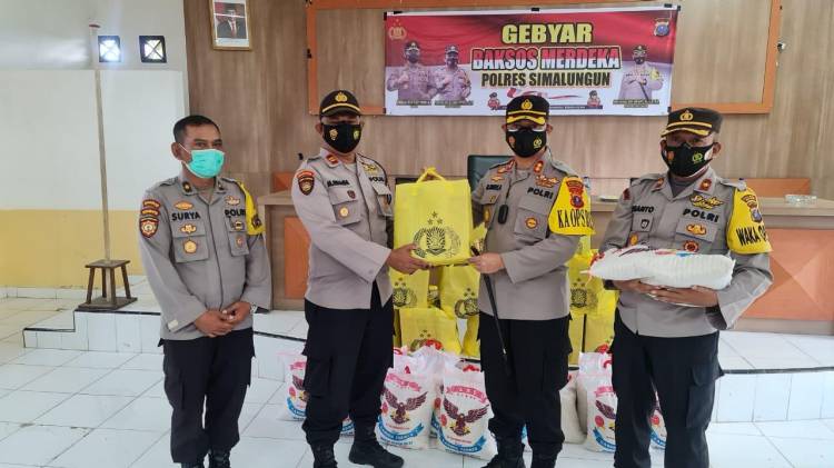 Kapolda Sumut Memberikan Bantuan 1200 Paket Gebyar Baksos Merdeka Untuk Warga Kabupaten Simalungun