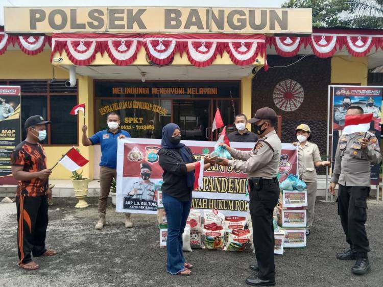 Sambut HUT RI Ke 76, Kapolsek Bangun Berikan Sembako Kepada Warga Terdampak Covid-19