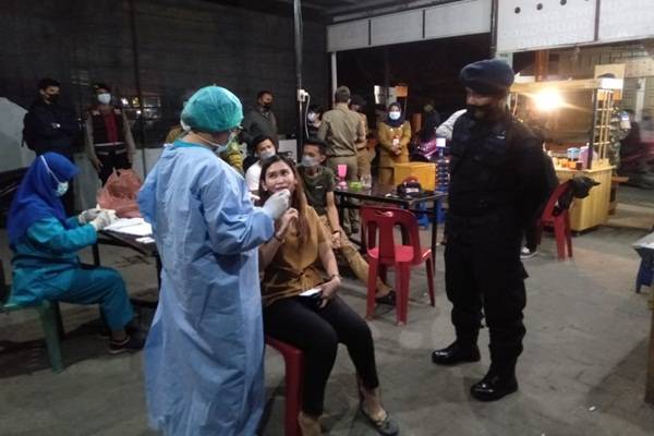 Ngeyel Nongkrong di Malam Hari,  Warga di Medan Sunggal Langsung DIswab Satgas Covid 19