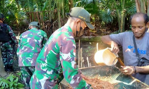 TNI Bantu Warga Mengolah Makan Pokok Berupa Sagu di Papua