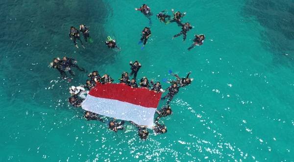 Danramil 02/Tarempa Turut Serta Kibarkan Bendera Merah Putih di Bawah Laut Anambas