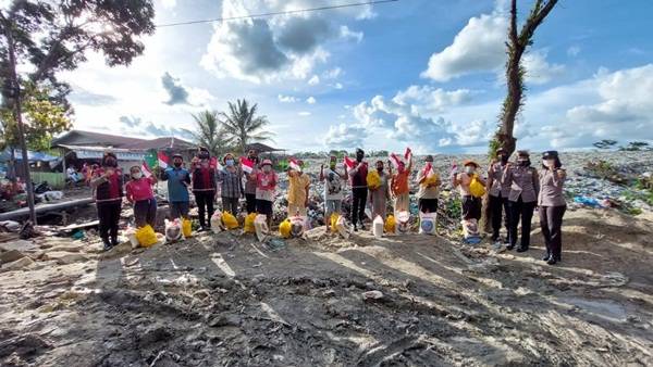 AKP Relina Lumban Gaol Distribusikan Bansos Kapolda dan Polres Siantar Kepada Pemulung