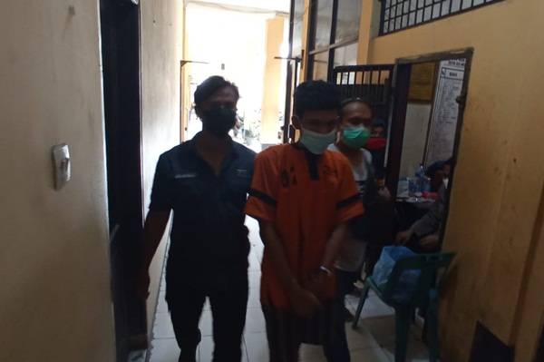 Pria Ini Tipu Driver Ojol dengan Modus Antar Barang