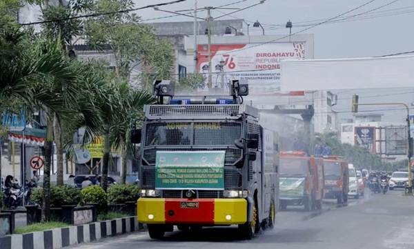 Satgas Covid 19 Semprot Jalan Protokol Kota Kisaran Dengan Disenfektan
