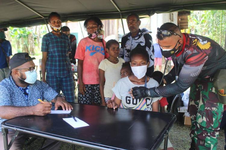 Jelang HUT RI KE 76, TNI Gelar Pengobatan Massal, Pembagian Pakaian Layak Pakai dan Seragam Sekolah di Perbatasan Papua