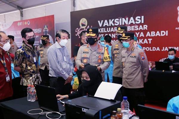 Kapolda Jatim Tinjau Vaksinasi Berbasis Komunitas Pekerja Di PT.Santos Jaya Abadi