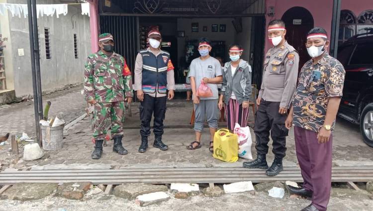Kapolsek Bangun Kembali Salurkan Bansos Kapolda Sumut di Simalungun Kepada 10 Warga Terdampak Covid 19