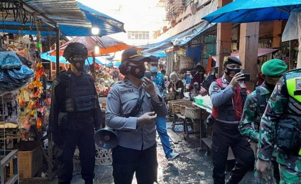 Personil Brimob Polda Sumut Blusukan di Pasar Horas Pematangsiantar