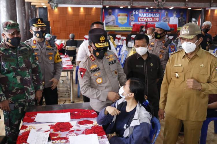 Kapolda Melihat Langsung Pelaksanaan Vaksinasi Tahap II di Kabupaten Taput