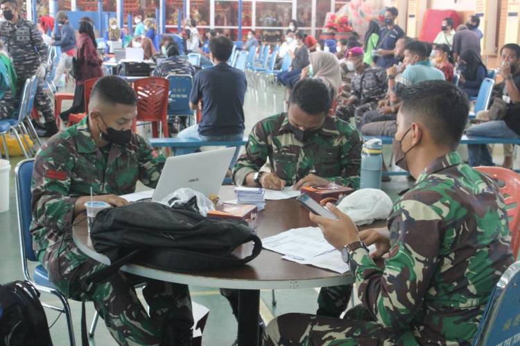 Yonif 133/YS Bekerjasama dengan TNI AU Lanud Sutan Sjahrir Padang dalam Serbuan Vaksinasi