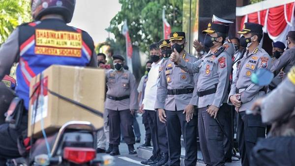 Polda Jatim Berbagi 76.000 Bendera Merah Putih
