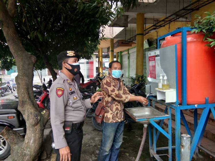 Kanit Sabhara Polsek Medan Baru Himbau Pengunjung & Pedagang Pasar Petisah Mencuci Tangan