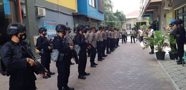 Brimob Poldasu Lakukan Pengamanan Sidang Penetapan Bupati Terpilih Labuhan Batu