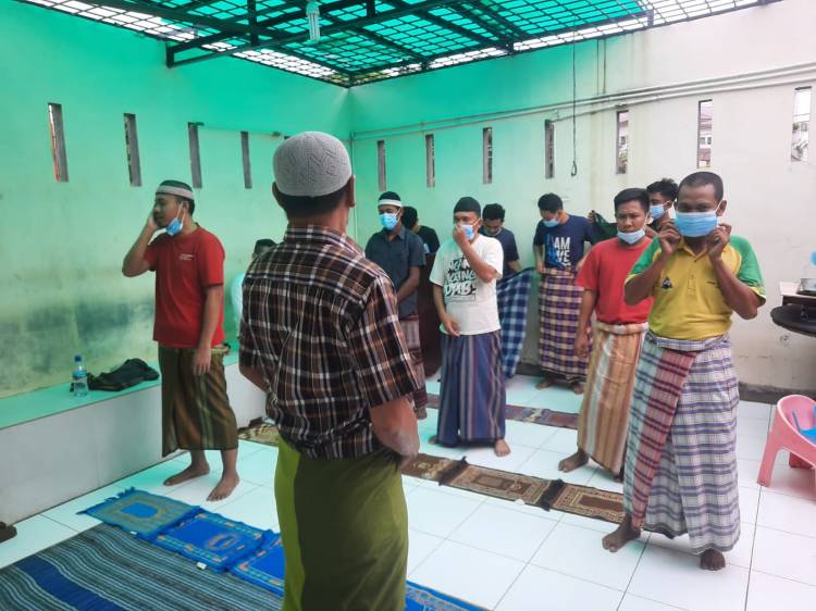 Jum'at Mulia, Tahanan Polsek Medan Baru Gelar Shalat Jum'at Berjama'ah