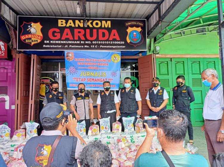 Peduli Insan Pers dan Bankom Masa Pandrmi Bagikam Sembako