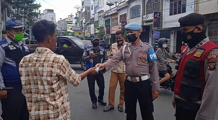 Tak Pakai Masker Di Hukum Nyanyi Lagu Nasional
