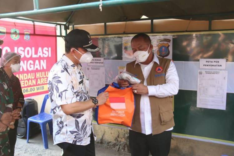 Tinjau Isolasi Lingkungan di Kec. Medan Area, Wali Kota Medan Bersama Kepala BNPB Berikan Bantuan Vitamin