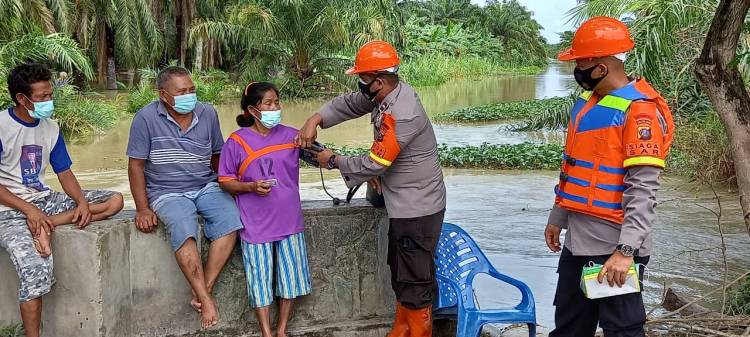 Kepada Masyarakat Korban Banjir Batubara, Batalyon B Pelopor Brimob Poldasu Berikan Pelayanan Kesehatan