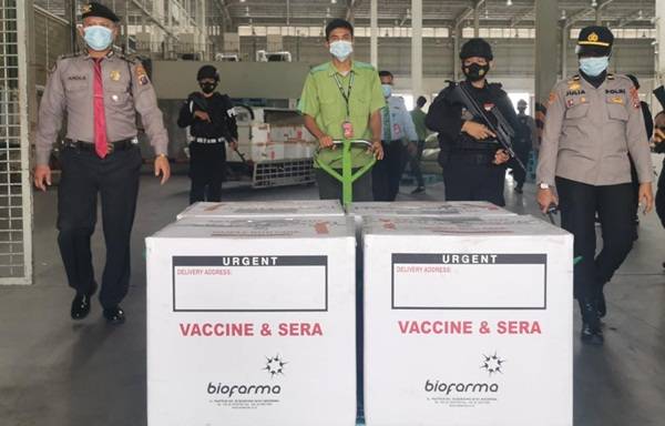 Dikawal Ketat Brimob, 4 Ribu Dosis Vaksin Sinopharma Tiba di Bandara KNIA