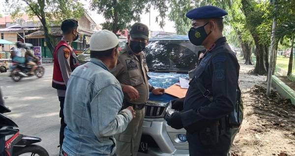 Brimob Polda Sumut Bagikan Masker Kepada Masyarakat di Kecamatan Medan Barat