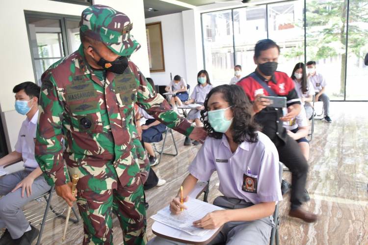 Sekolah SMA Sutomo I Medan Gelar Vaksinasi, Pangdam I/BB Berikan Apresiasi