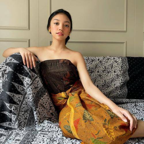 Tak Hanya Memiliki Paras Cantik, Berikut 4 Potret Pesona Naura Ayu Balutan Kain Etnik