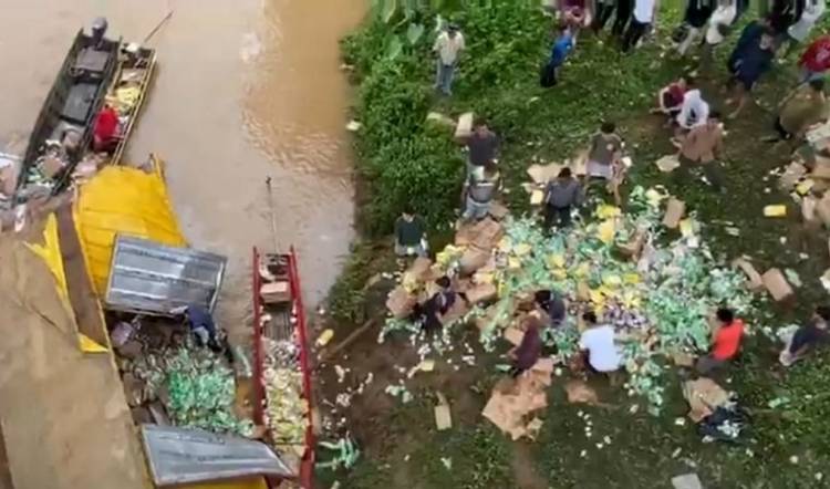 Sopir Tewas di Tempat, Truk Bawa Sembako Terjun ke Sungai