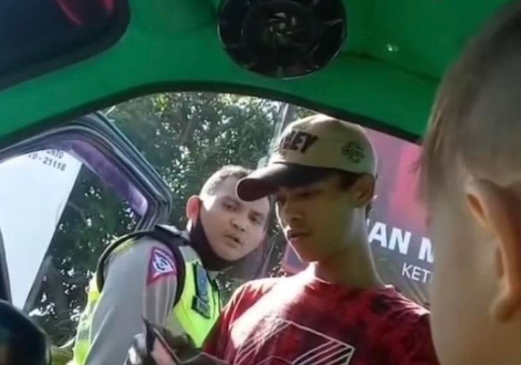 Dengan Arogansinya, Oknum Polisi Lempar SIM Pengendara