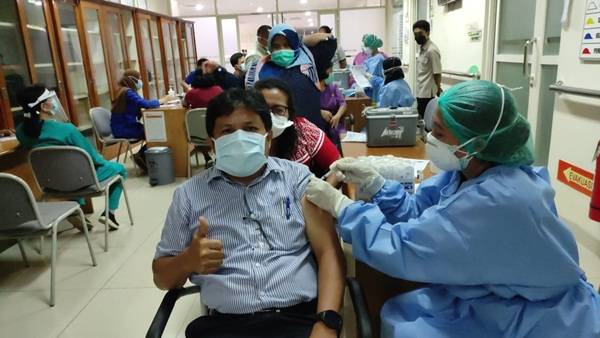 Gunakan Vaksin Moderna, RSUP HAM Mulai Vaksinasi Booster COVID-19 Bagi Nakes