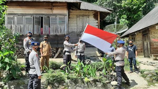Tanamkan Rasa Cinta Tanah Air, Kompol Buala Zega Bagikan Bendera Merah Putih Kepada Masyarakat