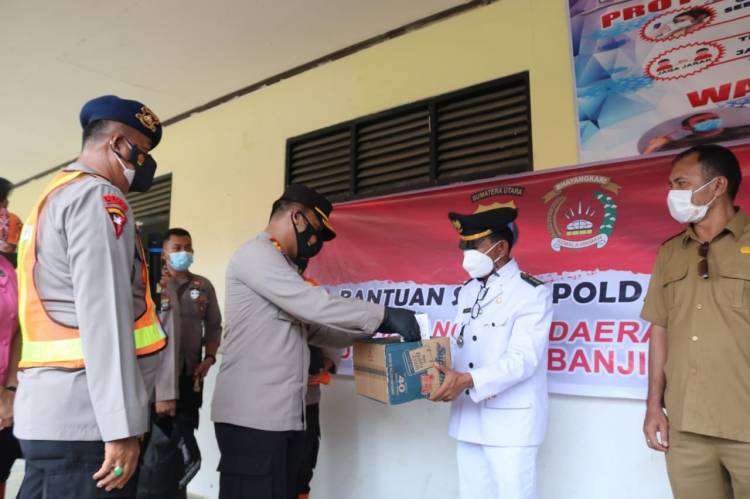Terdampak Banjir, Kapoldasu Salurkan Bansos kepada masyarakat