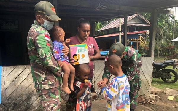TNI Bagikan Asupan Tambahan Bagi Anak-anak Balita di Kampung Nafri Papua
