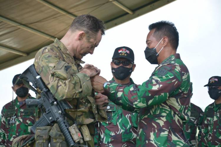 Kasad dan Komandan USARPAC Sematkan Wing Terjun Garuda Airborne