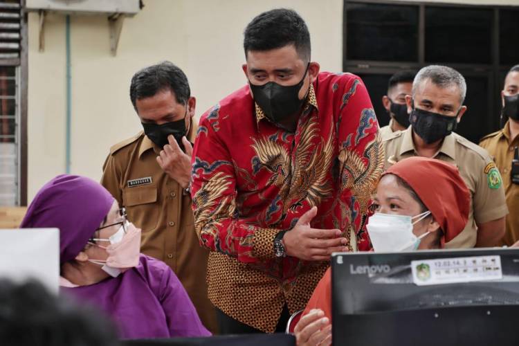 Tinjau Vaksinasi di Medan Johor, Bobby Nasution : Mulai Hari Ini Vaksinasi dipusatkan di Puskesmas