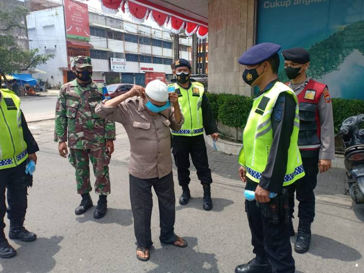 Bersama Satgas Covid-19, Brimob Polda Sumut Bagikan Masker Kepada Masyarakat