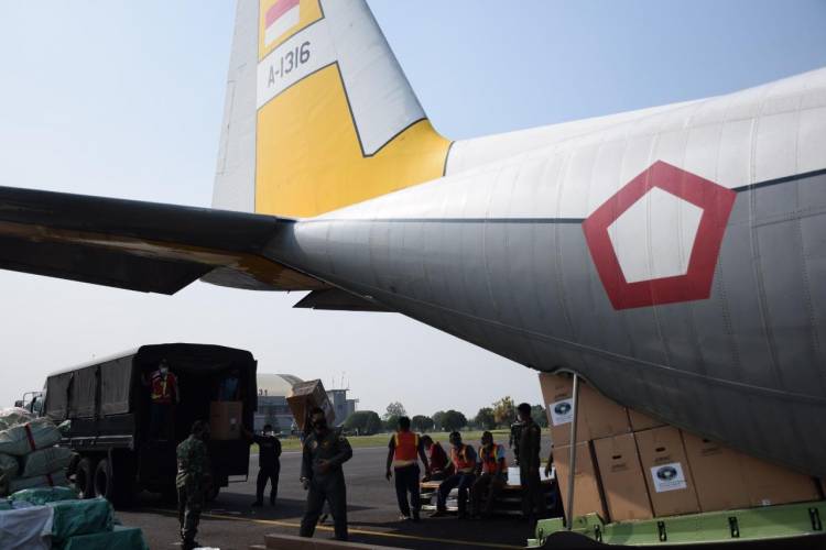 TNI Kirim Alkes dan Nakes ke Kalimantan dan Sulawesi