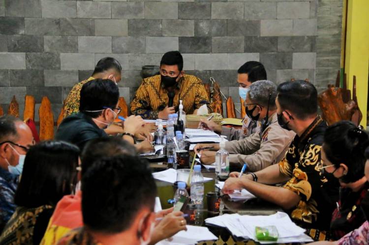 Wali Kota Medan Sampaikan Perkembangan Penanganan Covid-19 Langsung Dari Kantor Camat Medan Helvetia