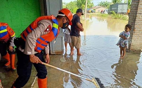 Brimob Sumut Lakukan Evakuasi dan Salurkan Bantuan Korban Banjir di Batubara