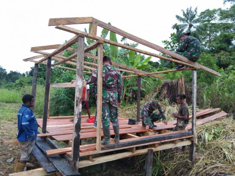 TNI Membangun Poskamling Multi Fungsi di Kampung Skofro Lama, Papua