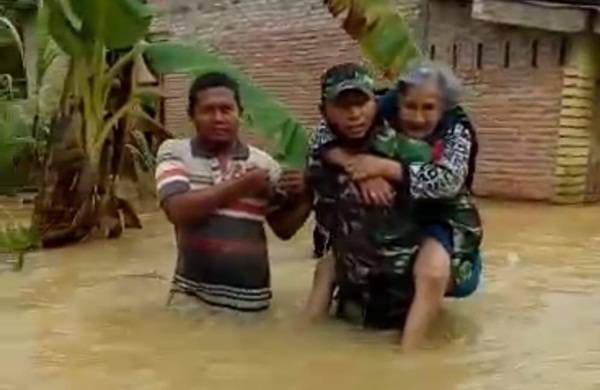 Puluhan Rumah di Labuhanbatu Terendam Banjir, Babinsa Koramil 08/RP Evakuasi Warga