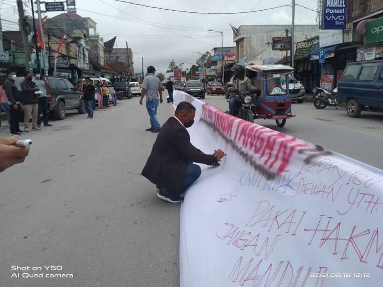 Capai 3 Ribu Tanda Tangan, Kain Putih Berisi Petisi Masyarakat Humbang Hasundutan Kritik Pembelian Mobil Mewah Bupati
