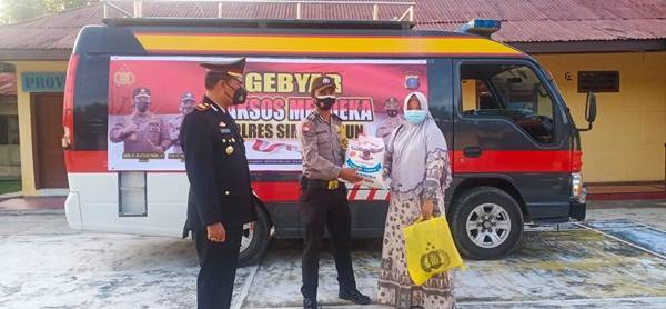 Kapolsek Perdagangan Salurkan Bansos Merdeka Kepada Warga Isoman